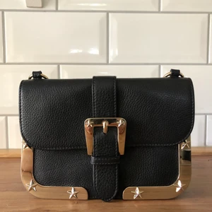 Red Valentiono Garavani Clutch - Säljer denna otroligt snygga clutch från Red Valentino Garavani. I mycket bra skick, endast några få repor som knappt är synliga. Även insidan är i mycket bra skick. Endast använd ett fåtal gånger. Inköpt på NK för 6085kr. Pris är diskuterbart!