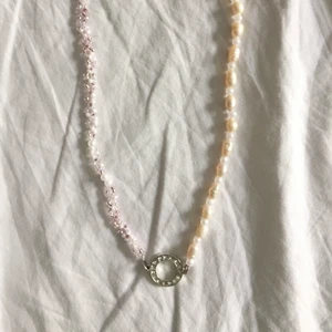  halsband  -  En fin halsband. Handgjord. Skriv om du har några frågor.(köparen står för frakt)🌸