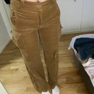 Cargo byxor - Coola byxor från humana som jag skräddarsytt i efterhand för en touch up. Dom är stretchiga runt benen och midjan.