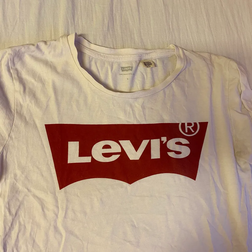 Vit levis tisha ✨. T-shirts.