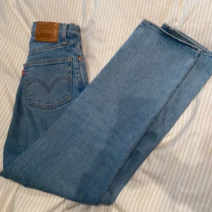 Levis ribcage jeans  - Använd endast ett par gånger och därför är jeansen i superfint skick💓 originalpris:1099kr nypris: 250kr + 100kr frakt LÄNGD:27 MIDJA:23