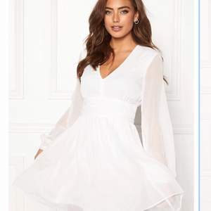 Supersöt klänning från bubbelroom i storlek 38. Köpt för 500kr & använd en gång.  Köparen står för frakt 😄