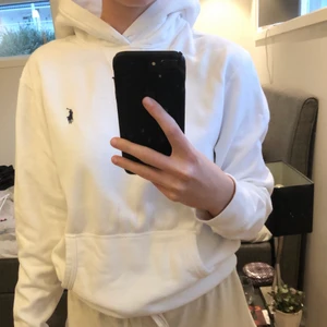 Hoodie från Ralph Lauren - Säljer en vit hoodie från ralph lauren storlek S (herr). Använd ett fåtal gånger. Snörena är borttagna. Nypris är 1500kr. Köparen står för frakt. 