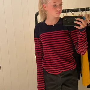 Stickad Sibin Linnebjerg kofta/tröja  - Röd och marin blå randig stickad tröja från Sibin /Linnebjerg