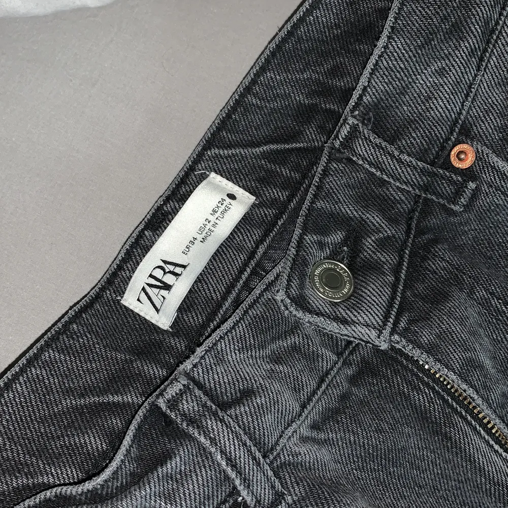 Skit snygga gråa zara jeans i modellen high rise wide full length (alltså med en hög midja). Storlek 34 och är väldigt långa i benen (hon på bilden är 168). Använda max 2-3 gånger!!! Har ni frågor får ni gärna skriva dem till mig privat⚡️💗 (lånad bild). Jeans & Byxor.