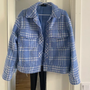 Blå-rutig jacka från Monki - Säljer min höst/vår-jacka från Monki! Storlek XS, men den är lite oversized och funkar utmärkt med tjock hoodie under. Fint skick. Säljer för 180kr + frakt som står här nedan!