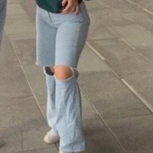 Junkyard jeans med hål - Säljer mina jeans med hål från yunkyard för 179 + 66 frakt, nypris 599kr 💖 Sitter hur bra som helst på, säljer därav för stora 🥰