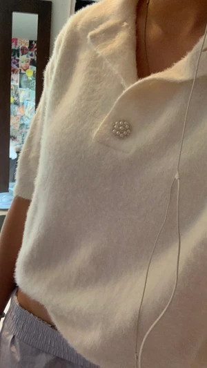 Fluffig tröja - Hej!! Säljer denna drömmiga tjocktröja i ett ”fluffigt” material med perfekta korta ärmar❣️ skriv om du har några frågor🌸