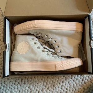 Converse - Skitsnygga converse, köpte för typ ett år sen men får ingen användning för dom så säljer dom!