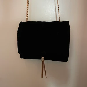Liten väska i sammet med gulddetaljer - Svart sammet med gulddetaljer och kedja. 