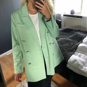 Blazer, Aéryne x Gina Tricot  - Supersnygg oversize blazer från Aéryne x Gina Tricot! Endast använd 1 gång och är son ny. Säljer den då jag tyvärr inte fått användning för den💖💖