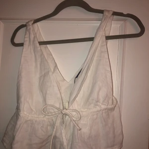 Vitt knyt-linne strlk M - Passar även S, går att knyta till som man vill! Aldrig använt!