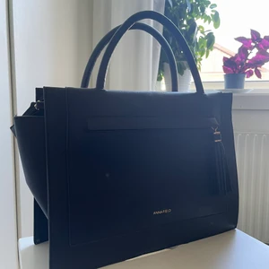 Handväska från Anna field  - Säljer denna snygga väskan från Anna field. Den har ett stor fack med små fickor på insidan. 🖤 säljer denna för 200kr + frakt.      Skicka meddelande om du vill ha fler bilder :) 