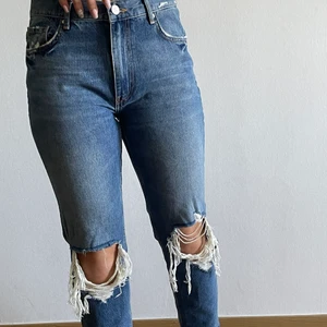 Byxor med hål - Så fina byxor med hål i knäna från bikbok. De har en jätte fin passform på benen och hålen ser sååå snygga ut enligt mig😍 Har även fickor fram o bak, och är mid-Waist. Det är typ en baggy passform. Passar bra med hoodies tycker jag🙌🏻 Använda fåtal gånger då jag har ett par liknande med högre midja, och de är köpta för 499 kr🤝