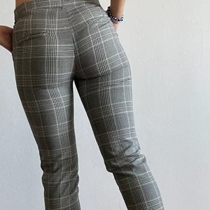 Kostymbyxor - Jätte fina kostymbyxor i gott skick, använda fåtal gånger då de inte är i min stil. Passar verkligen så fint till vit eller svart överdel! Så eleganta o fina ✨