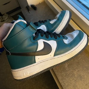 Skit snygga nike skor  - Designade på Nikes hemsida. Använt skick 