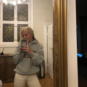 Champion college hoodie - Super fin grå champion hoodie från ett college! Säljer då den ej kommer till användning. Storlek S. Om flera är intresserade blir det budgivning i kommentarerna💗💗 endast frakt 