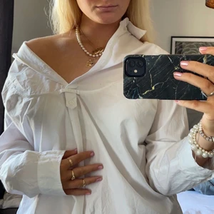 Vit skjorta - Superfin vit skjorta som tyvärr inte kommer till någon användning. Är använd vid få tillfällen så i mycket bra skick💕