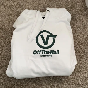 Vans hoodie - Vit hoodie från vans i fint skick! :)