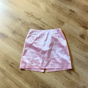 Satinkjol - Satinkjol från nly trend 💓 så himla fin men aldrig använd 💕 storlek 36! Skrynklig på bild, säljer pga fel storlek 😭