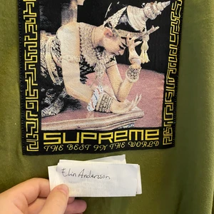 Supreme långärmad  - Supreme the best in the world, sparsamt använd. Cond 8.5-9/10. Spårbar frakt är inkluderat i priset 