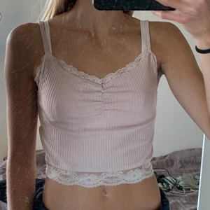 Rosa linne - Säljer detta superfina gammalrosa linne med spets detaljer! Jättefint o väldigt bra skick(: