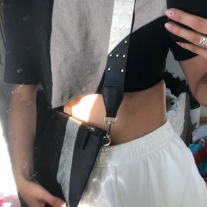 Carin Wester väska - Svart väska med en rem med nitar på