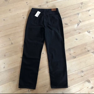 Svart Nakd jeans storlek 42 - Aldrig använda pågrund av för stor storlek, prislappen är kvar. 
