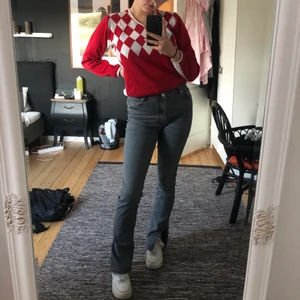 Zara byxor st 42 - Säljer mina byxor från zara då de är förstora i midjan, byxorna är använda ett fåtal gången men har en trasig hälla :// 💙💚