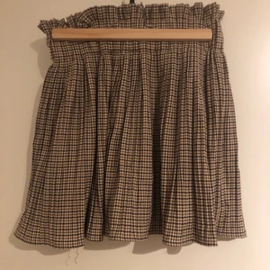 Kjol - Kjol i hundtandsmönster (syns bäst på sista bilden), storlek 36, köpare står för frakten:)