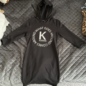 Svart tight hoodie klänning  - Gammal hoodie klänning från 2000s. Den är tight och tunn. Ej använt bara testat!! 