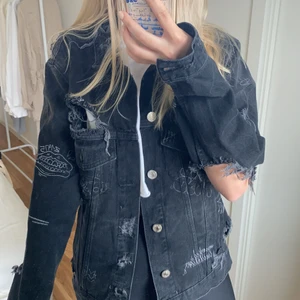 Jeansjacka m slitningar & diy-känsla - Skitsnygg jeansjacka från Zara. Hål vid armbågarna, och på framsidan samt slitningar lite överallt. Lite DIY-känsla! Ritad på och skitsnygg & kaxig! Älskar den men kommer tyvärr inte till användning. 