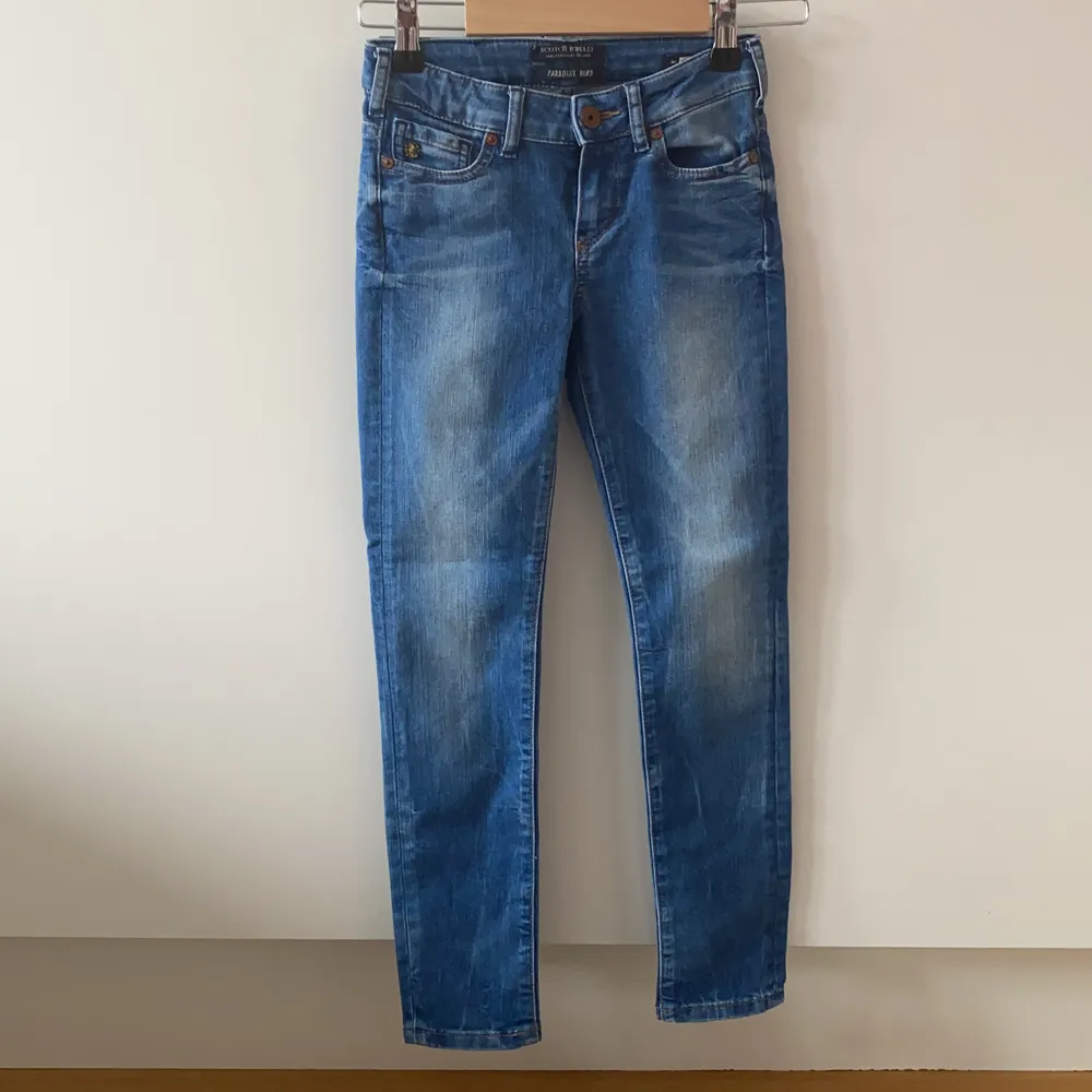 Väldigt fina jeans i storlek 128. . Jeans & Byxor.