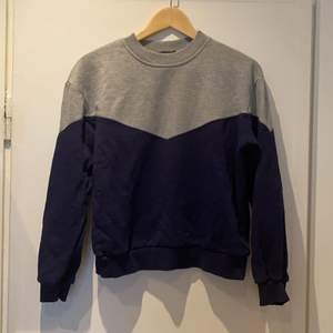 Mörkblå och grå sweatshirt från Rut&Cirle i storlek S. Köpt på NA-KD. Fungerar bra för sig själv eller med linne under. 