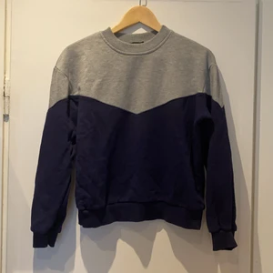 Sweatshirt Rut & Cirlce - Mörkblå och grå sweatshirt från Rut&Cirle i storlek S. Köpt på NA-KD. Fungerar bra för sig själv eller med linne under. 