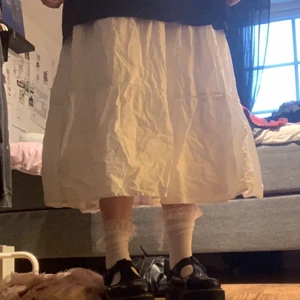 Vit långkjol - Vit långkjol, köpt här på plick, har använts en del av mig men i fint skick!🍮