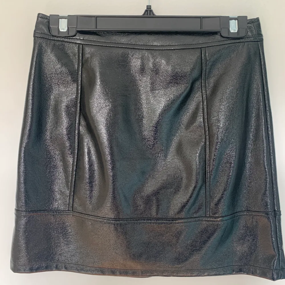 Supersnygg och varsamt använd kjol från Gina Tricot i storlek S. Kan mötas upp i Gbg eller skicka (köparen står då för frakten)😇😇. Kjolar.