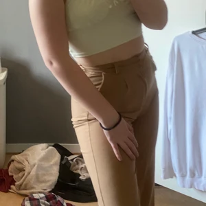 Kostymbyxor - Säljer mina skitsnygga byxor från Pull&Bear som tyvärr är för små. Står storlek M men är mer som en S. Knappt använda och kan gå ner i pris vid snabb affär. ( Väldigt dåliga bilder men kan fixa fler)