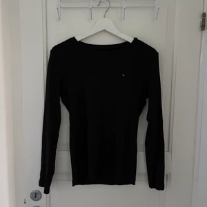 Långärmad t-shirt från Tommy Hilfiger  - Säljer denna superfina långärmade t-shirten från Tommy Hilfiger! Använd endast en gång!