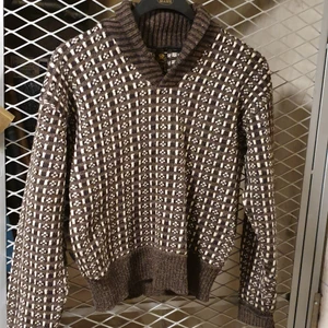 Stickad unise tröja  - I mycket bra skick och passar till båda kön. Stk Xxxs_ M