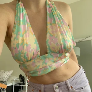 Open back topp - Topp med öppen rygg från shein. Aldrig använd men supersnygg! Passar XS-S