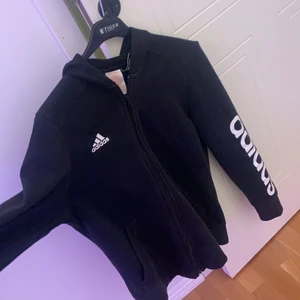 Kofta - Vanlig adidas kofta bara- inga hål ingenting 
