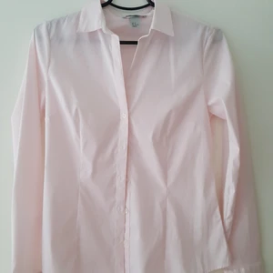Damskjorta M - Ljusrosa damskjorta storlek M H&M märke. Använd någgra gånger. Mycket gott skick. 