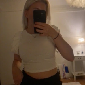 TOPP FRÅN ZARA - Söt topp från Zara som är inköpt i Augusti men aldrig kommit till användning. Toppen är Nyskick och har fina volanger på axlarna, storlek S. Den är lite liten i storleken så skulle säga att den skulle på en person som är XS/S. Köpte för 89kr men säljer för 30kr + Frakt 💘