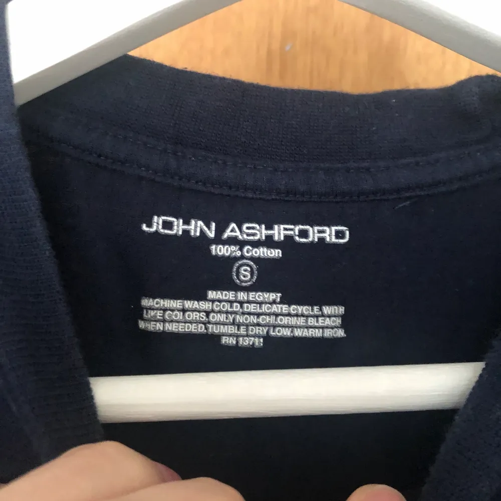 Vintage john ashford t-shirt köpt i USA. T-shirts.
