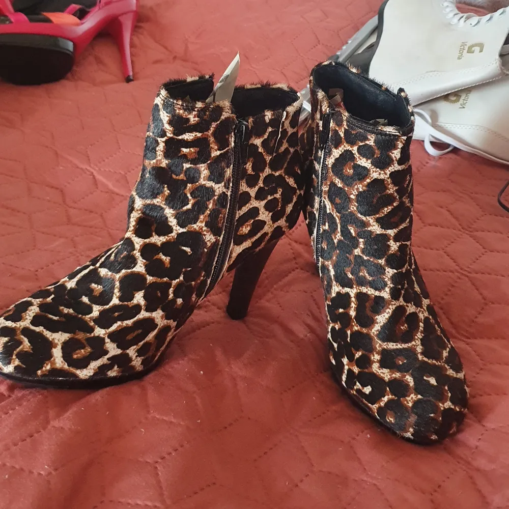 Jätte fina leopard skor använda kanske 2 gånger i storlek 38. 💕. Skor.
