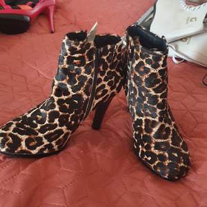 Jätte fina leopard skor använda kanske 2 gånger i storlek 38. 💕