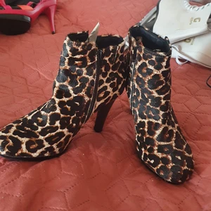 Skor leopard  - Jätte fina leopard skor använda kanske 2 gånger i storlek 38. 💕