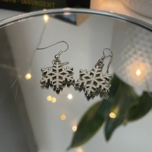 Gulliga snöflingor - Ett par gulliga snöflingor örhängen ! Dm för mer info <3