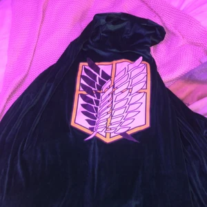 Attack on tittan filt kappa  - Attack on tittan FILT KAPPA helt ny aldrig använt :)) (SAMMET MATERIAL) 